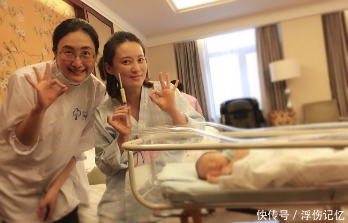 蒋勤勤儿子满月晒全家福,蒋勤勤身材已恢复,和陈建斌亲嘴超甜