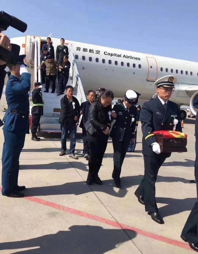 近日，海军某部一架战机在海南省乐东县境内组织飞行训练时失事，两名飞行员不幸牺牲，其中一名飞行员任永涛是陕西省西安市鄠邑区人。3月18日，在鄠邑区举行“接英雄烈士回家”纪念活动，不少民众来到现场缅怀英烈。