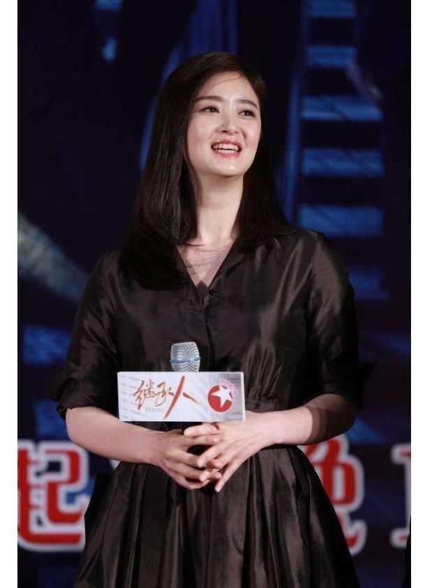 蒋欣穿黑色皮裙出席活动,网友:要撑破了这是又