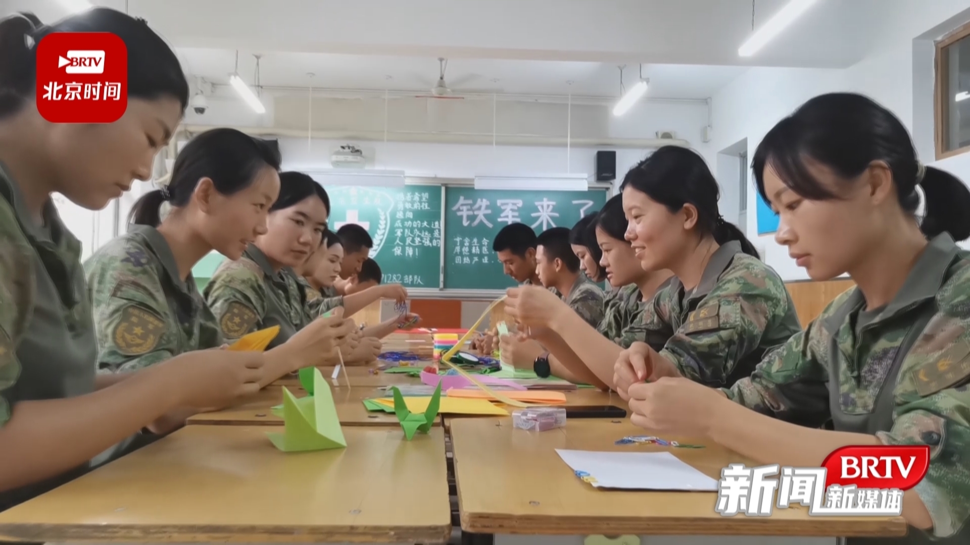折千纸鹤手写卡片 抗洪官兵为即将返校的同学们准备了一份特殊的礼物