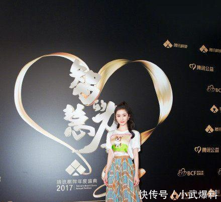 杨幂穿格子裙现身活动, 辣妈成少女, 网友 被刘