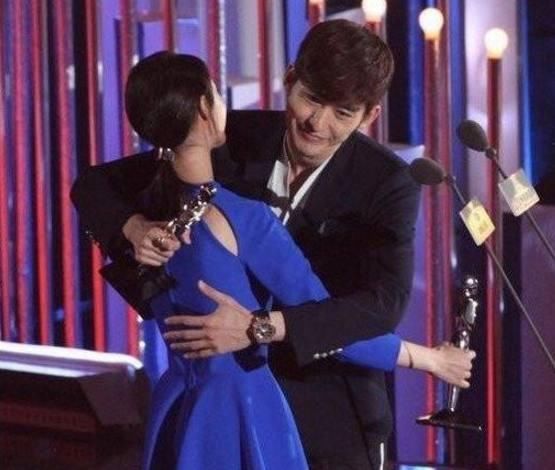 张翰和郑爽同台领奖,张翰要求拥抱后郑爽一个