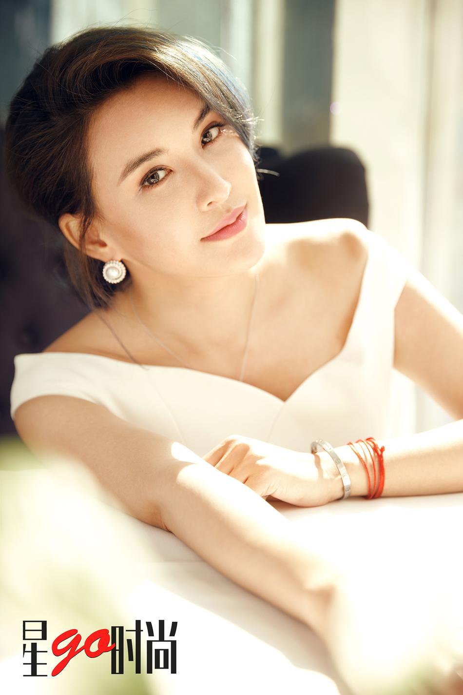 组图:"星座女神"莫小棋女总范儿 霸气秀深沟