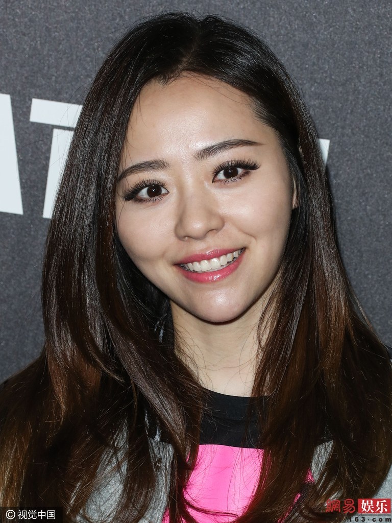 张靓颖现身格莱美派对露甜笑