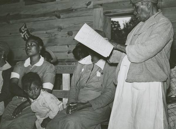 近日，网上一组图片揭露了美国南北战争后美国非裔奴隶名存实亡的“自由”生活。虽然美国法律终结了美国奴隶制度，但非裔美国人的奴役生活却并无多大的改变。