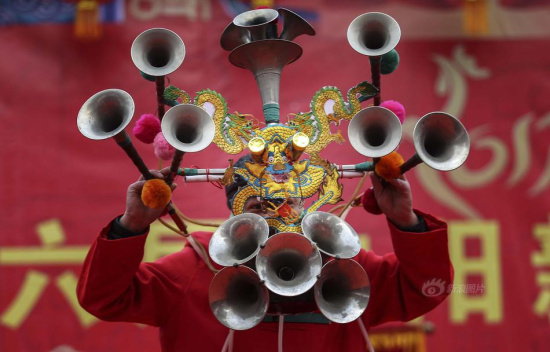沈阳庙会民间艺人口吹15只唢呐