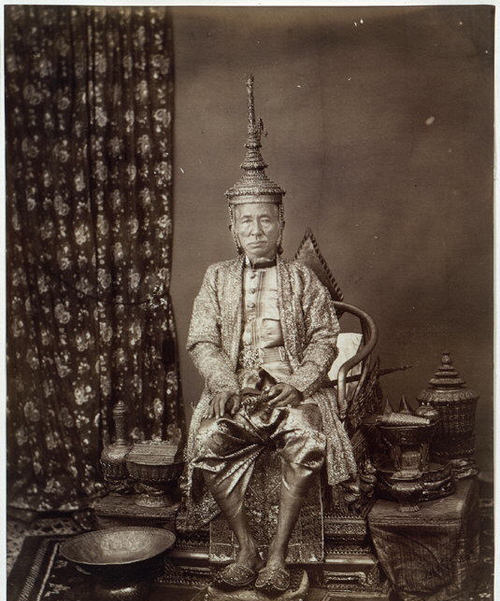 拉玛四世名为帕喃格劳昭约华是拉玛二世儿子，向清朝进贡时自称郑明。学习西方知识，向外国水手和传教士学习拉丁文、英语及天文学知识，并了解下层人民艰苦的生活。