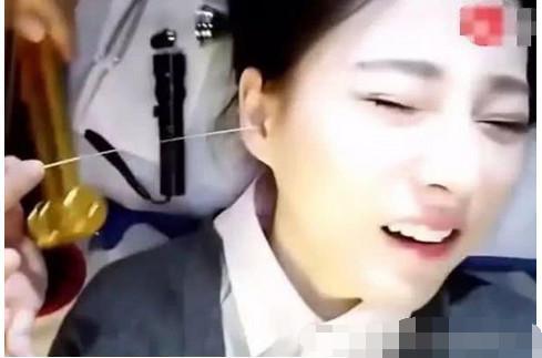 冯提莫户外直播采耳,难受到叫出声,差一点被封