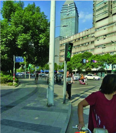 劫持事件现场 火锅店给围观群众派酸梅汤 劫持事件现场 火锅店给围观群众派酸梅汤