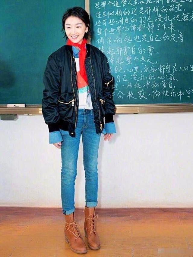 周冬雨运动裤配格子衫尽显小短腿,网友:造型师