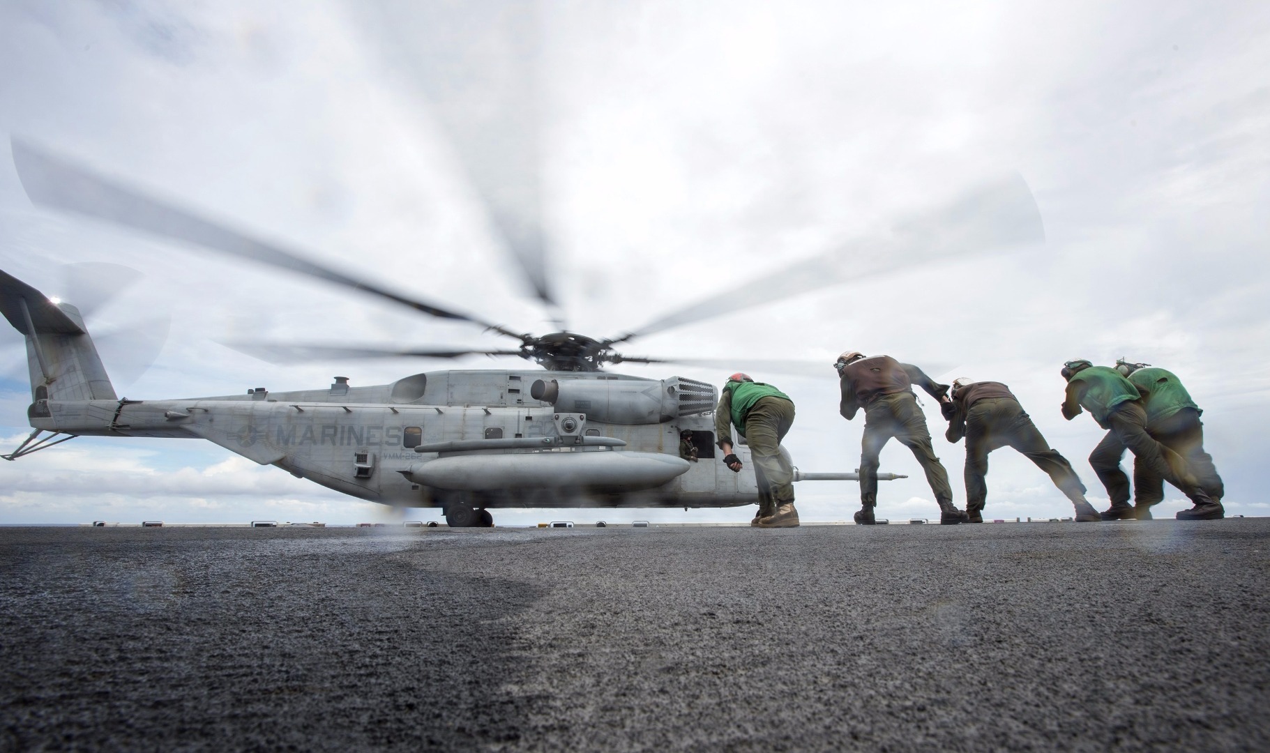10月3日至6日，美国海军黄蜂级两栖攻击舰“好人理查德”号(LHD 6)、圣安东尼奥级两栖船坞运输舰“格林湾”号（LPD-20）多艘伯克级驱逐舰和补给舰组成的庞大战舰群进入南海展开训练。