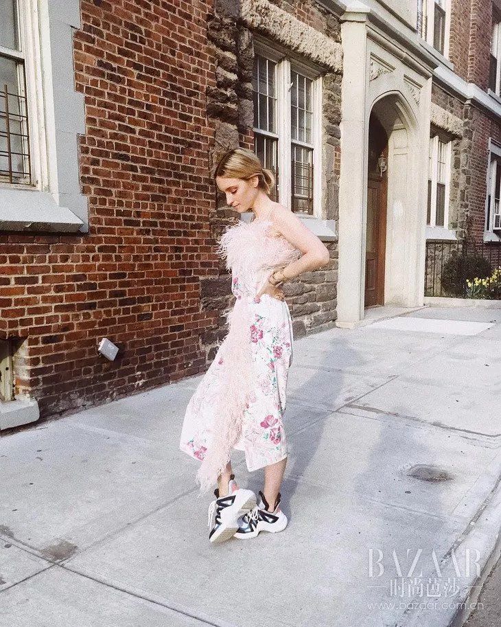 还不敢穿吊带裙?试试和接地气的运动鞋组C