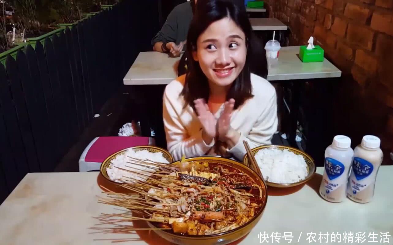 大胃王密子君吃钵钵鸡,一盆根本吃不饱,白水泡饭可怜兮兮