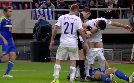 辣眼睛!哲科抱大腿 扒对手短裤 裆下好风光