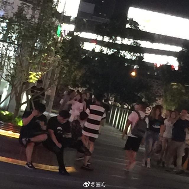 网友偶遇易烊千玺北京三里屯抱猫散步,激动得