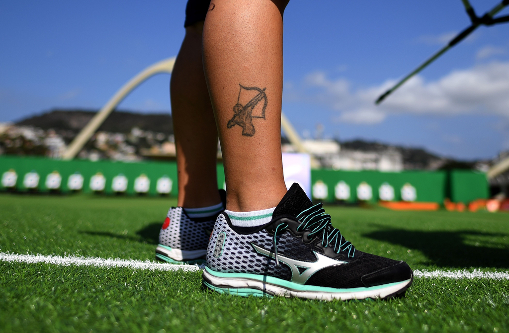 射箭选手小腿上的文身彰显自己身份