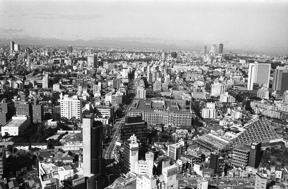 1976年，东京的天际线显得十分拥挤，城市显得十分满荣。