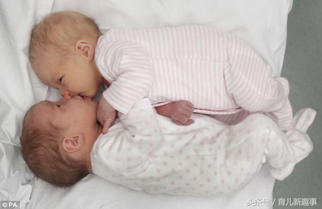 全家人都对这两位小公主的诞生感到兴奋,夫妻俩更帮她们取名为罗雯