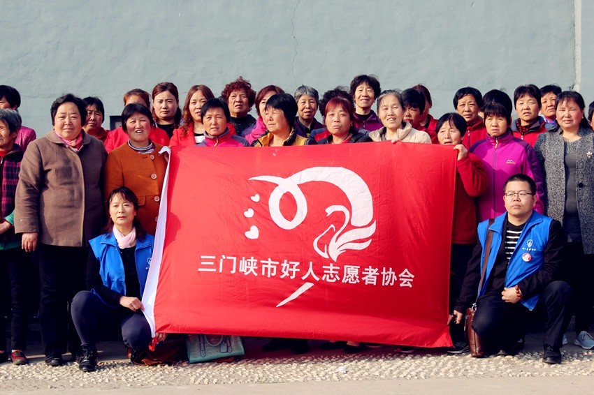 三门峡市好人协会组织农民工外出采茶创收入