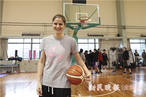 记上海宝山大华女篮外援伊莲娜:场上冷面霸王