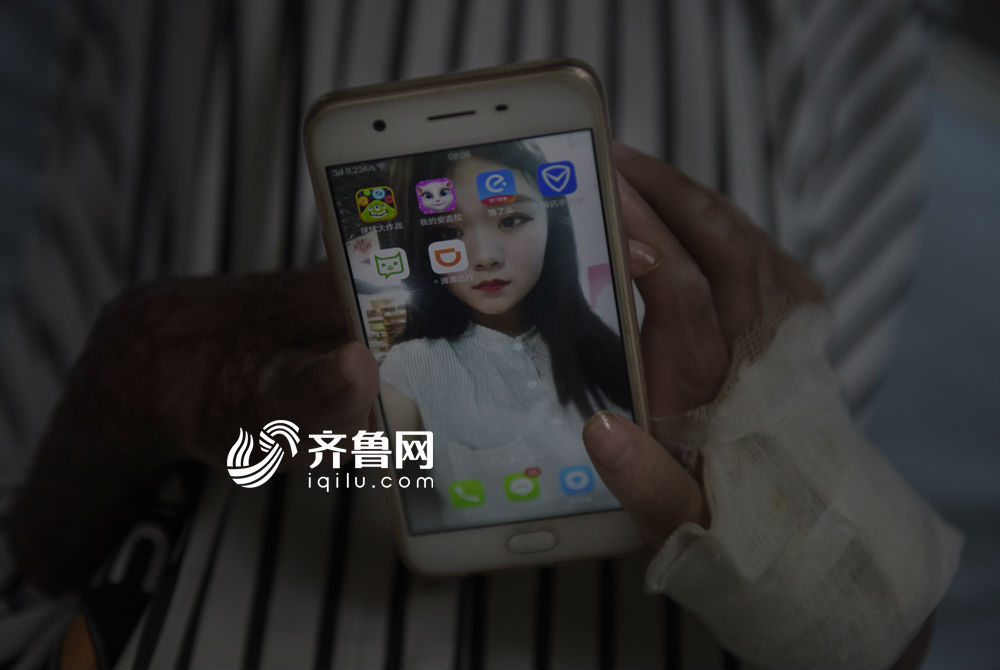 悲伤总会过去，疼痛时常相伴。过去，刘振爱漂亮，手机相册里的图片大部分是她的自拍照，可是现在，她连照镜子的勇气也是失去了，眼泪流过脸颊上的伤痕，连哭也是疼的。