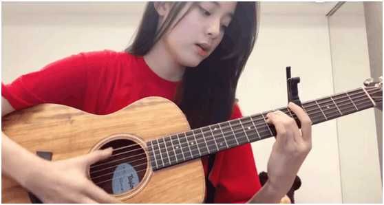 欧阳娜娜在微博为1000万粉丝唱歌, 声音撩人