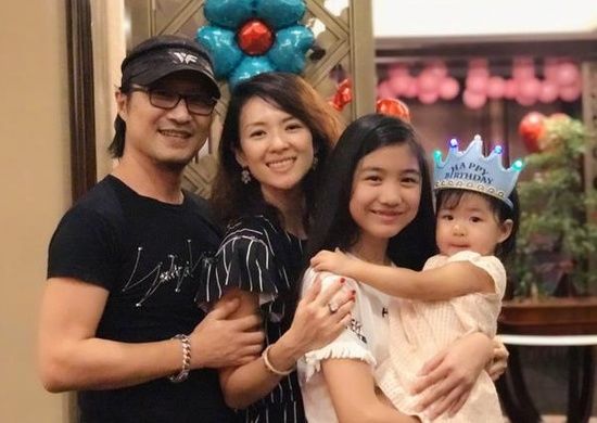 章子怡晒全家福照为汪峰庆生,13岁继女高颜值