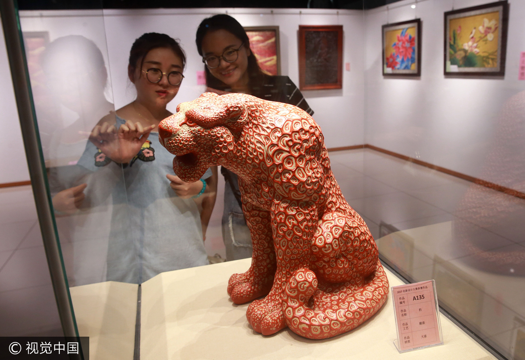2017年9月3日,观众在北京工艺美术创新设计大赛作品展观赏雕漆工艺作品《豹》。