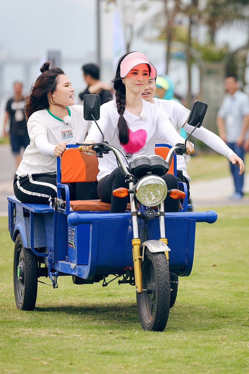 范冰冰麻花辫甜美可人 骑三轮车画风突变霸气十足