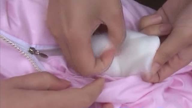 为了求证假蚕丝真相 记者假扮白领身份