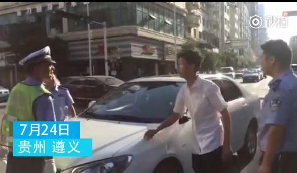 民警驾车被拦,推搡交警喊“到局里来” 民警驾车被拦,推搡交警喊“到局里来”