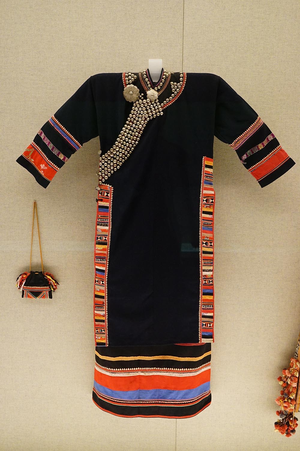 拉枯族拼花银饰女服-20世纪下半叶云南澜沧傣族女服-20世纪上半叶云南