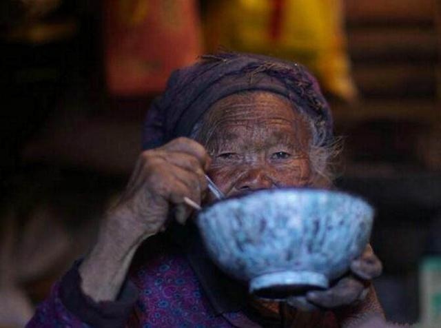 88岁独居老人,儿子每年只给50斤大米,生活辛酸无比