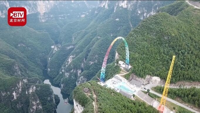 一飞冲天！世界最高云端彩虹秋千营业 游客：人在前面飞 魂在后面追