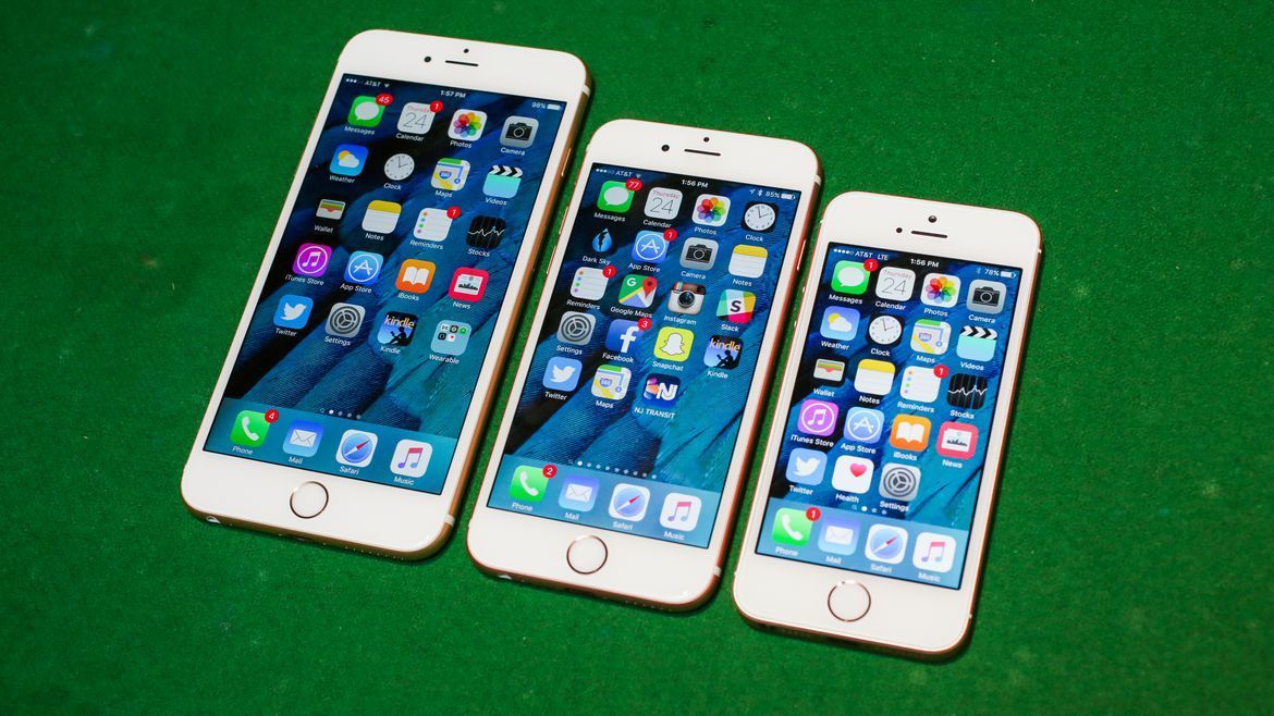 【iPhone SE(2016年)】
除了采用大屏之外,苹果还有什么举动呢?2015年它给iPhone加入了独特的压敏性3D Touch屏幕,不过公众反应却不温不火。2016年初,种种迹象显示iPhone销量已经到顶,该公司再一次走小屏路线。对于iPhone SE,苹果实质上是将最新的iPhone 6S的大部分功能(3D Touch例外)塞到iPhone 5S机身当中。那些抱怨近年的iPhone“太大”的人终于有了更好的选择,iPhone SE在美国起价399美元——大众终于迎来了“低价iPhone”。据称该款手机在推出的前几个月供不应求。