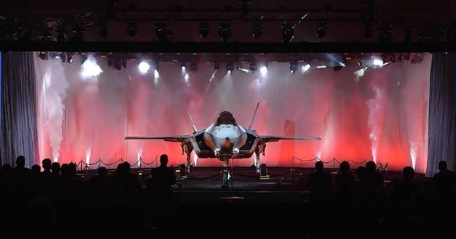 F35战机对上苏35结局会如何：9月23日，日本举行发布庆典，公开展示其向美国订购的首架 F-35A（AX-1）战斗机，标志着F35战斗机正式加入日本航空自卫队。未来这两款在东亚的上空上遭遇，结局会如何？到底孰强孰劣？