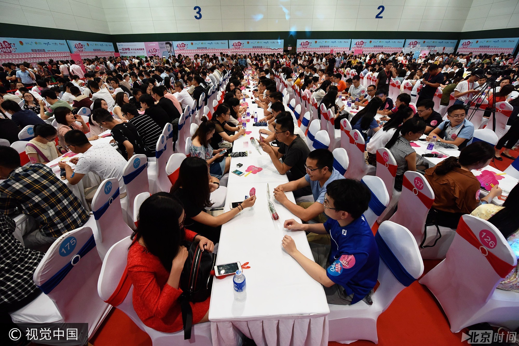 共青团当红娘办相亲大会 美女淡定家长着急出手