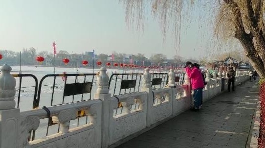 什刹海沿岸加设数百米护栏
