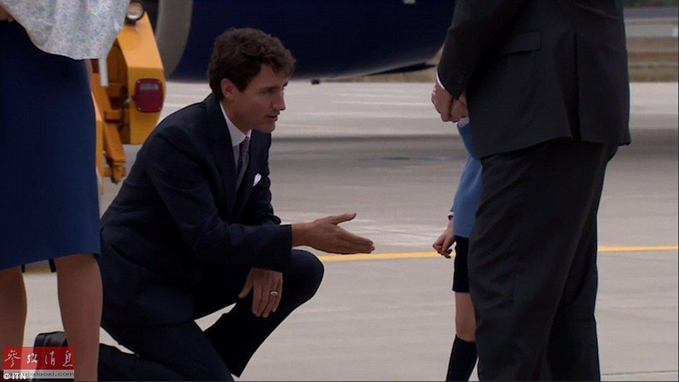 照片中可以看出当时加拿大总理的心情很好，看到乔治王子没有回应，他把击掌手势改为握手，但是小王子依旧无动于衷。