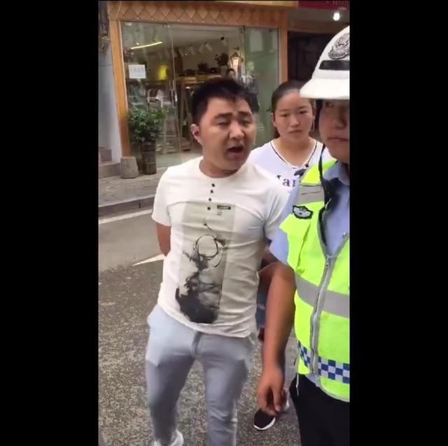 男子嚣张辱骂交警被拘,前后形象对比令人捧腹