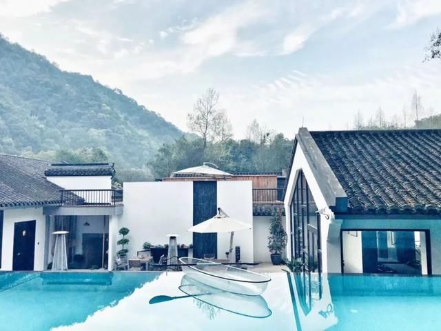 杭州必打卡的网红酒店,悬浮泳池+透明小船,随