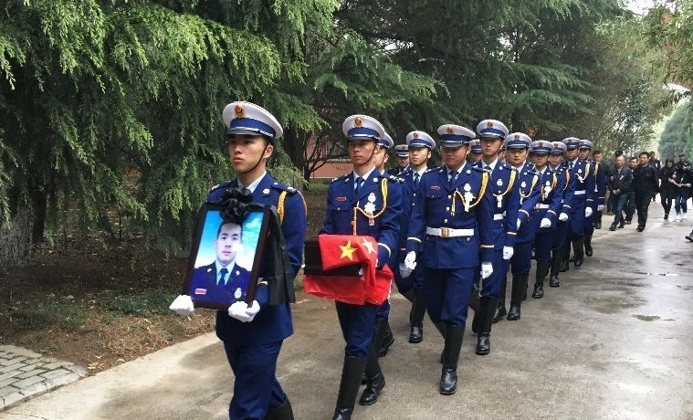 4月10日上午,宝鸡人民的好儿子张向博烈士骨灰安葬仪式在宝鸡市烈士