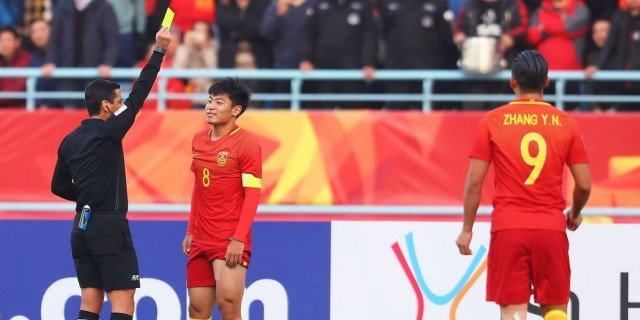 中国足协抗议无效!伊朗黑哨羞辱国足,照样执法