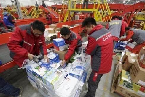 看完京东、顺丰快递员的待遇,网友却都说:想去