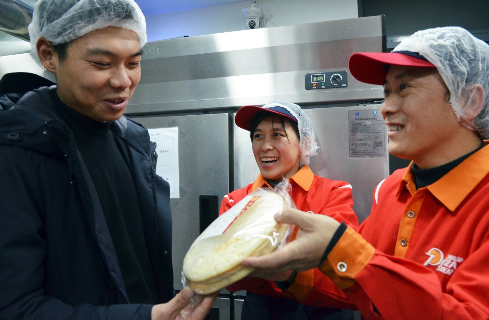 夫妻俩分工明确,配合默契,陈彭方负责比萨制作和研究市场,妻子王菊先