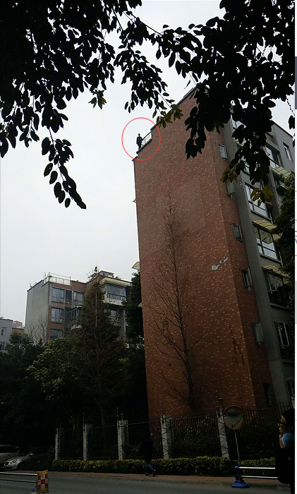 四川乐山1名少女从7楼楼顶跳下 围观市民惊呼