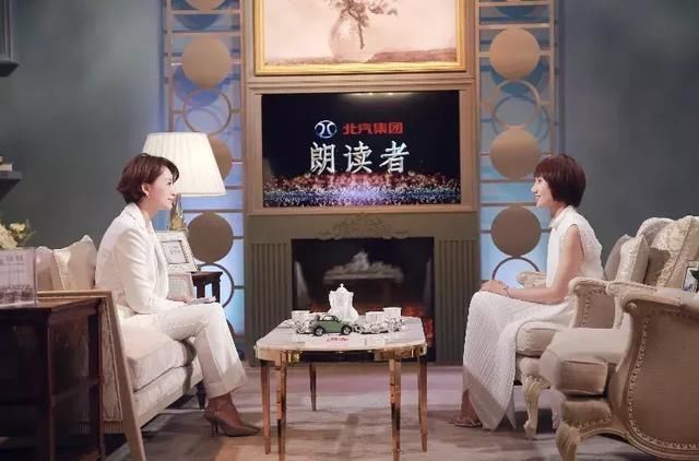 董卿袁泉两大美女同框:人美到极致,是没有岁月