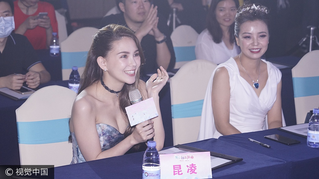 24日,广东惠州,昆凌出席童装品牌发布会,已经是两个孩子的妈了,昆凌依旧少女感满满,身穿紫色抹胸礼服,性感事业线尤为抢镜,台下捧脸卖萌表情可爱十足。
