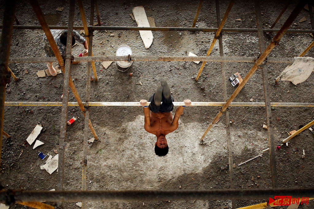 去年3月，也是在泉州的这片山间工地上，石神伟第一次体会到“火了”的感觉。那会儿他在修天王殿，已经玩了半年短视频APP，没想到一条秀健身的视频让他火了。而这也改变了石神伟的生活轨迹，一年来，作为农民工的石神伟相继迎来了第一次挣广告费，第一次坐飞机，第一次上电视节目……