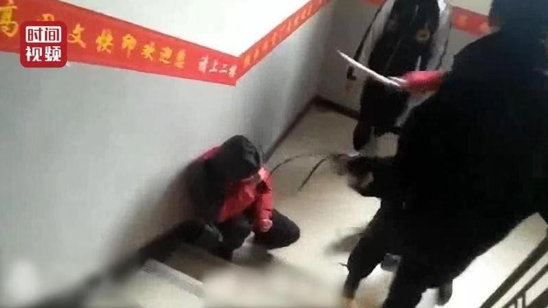 西安一中学生被逼墙角遭同学木棍皮带殴打 教育局：正与警方沟通